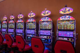 Tampilan permainan Texas Poker di meja dengan kartu komunal dan kontrol taruhan